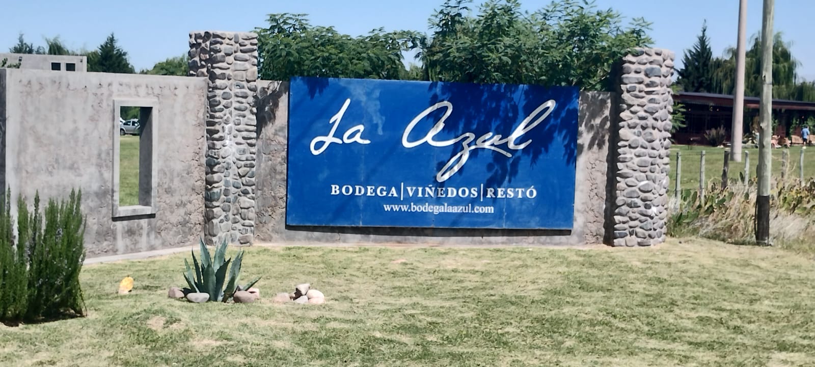 Visita personalizada a la bodega boutique La Azul en Mendoza