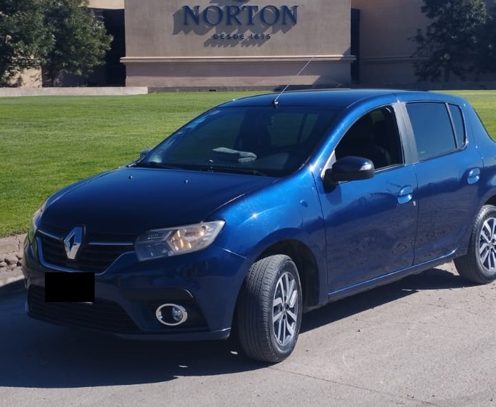 Vehículo Renault Sandero para traslados urbanos económicos